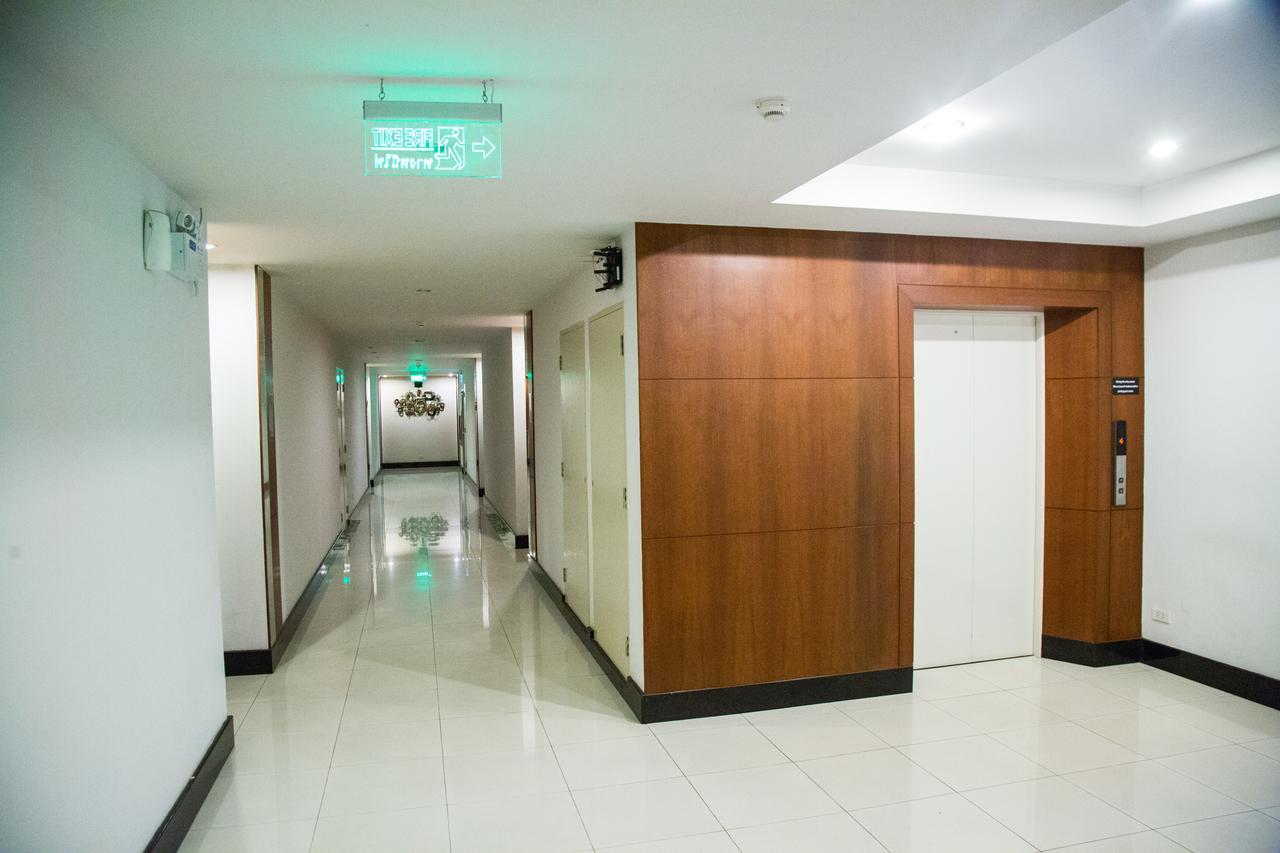 Patio Luxury Suites Bangkok Bagian luar foto