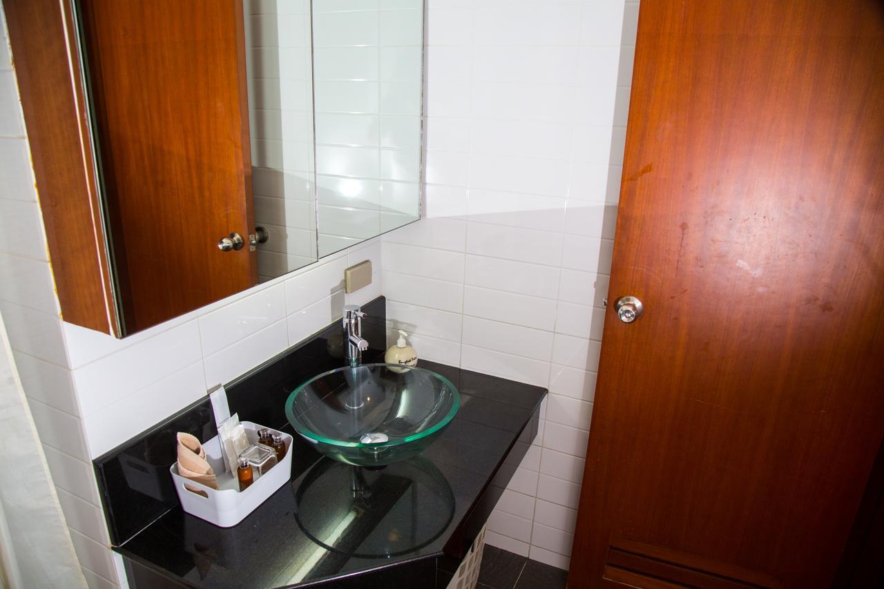 Patio Luxury Suites Bangkok Bagian luar foto