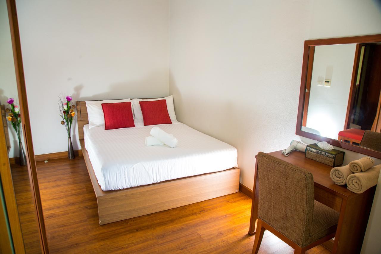 Patio Luxury Suites Bangkok Bagian luar foto