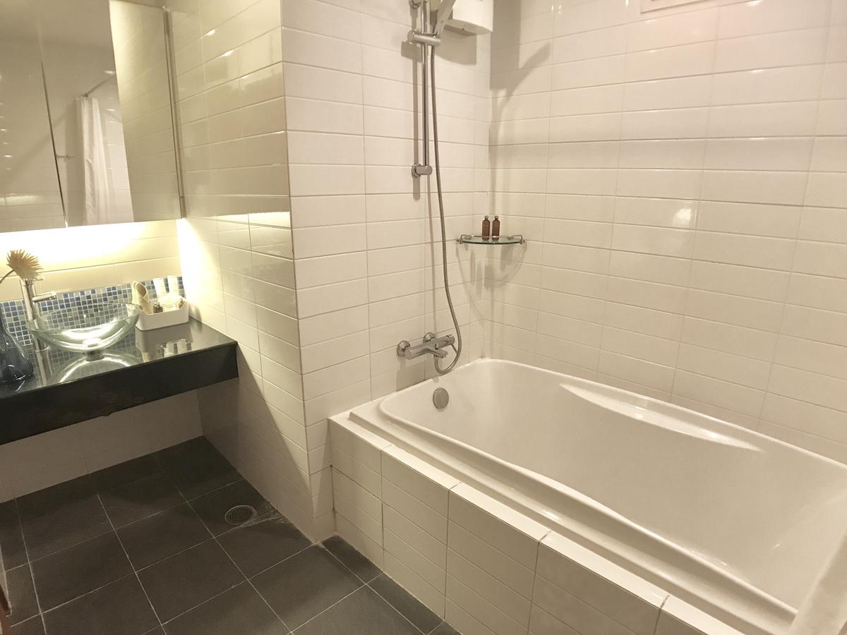 Patio Luxury Suites Bangkok Bagian luar foto