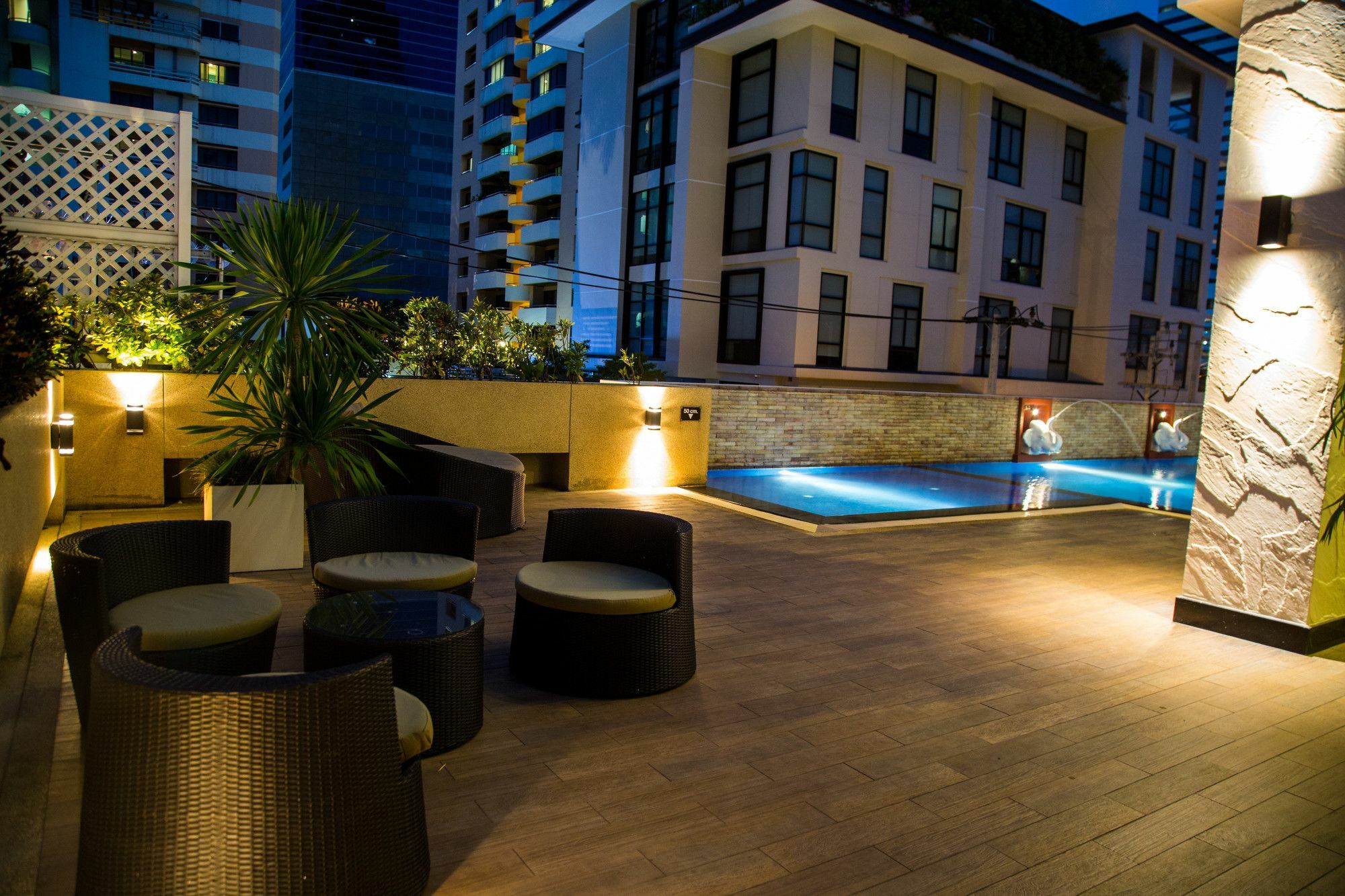 Patio Luxury Suites Bangkok Bagian luar foto