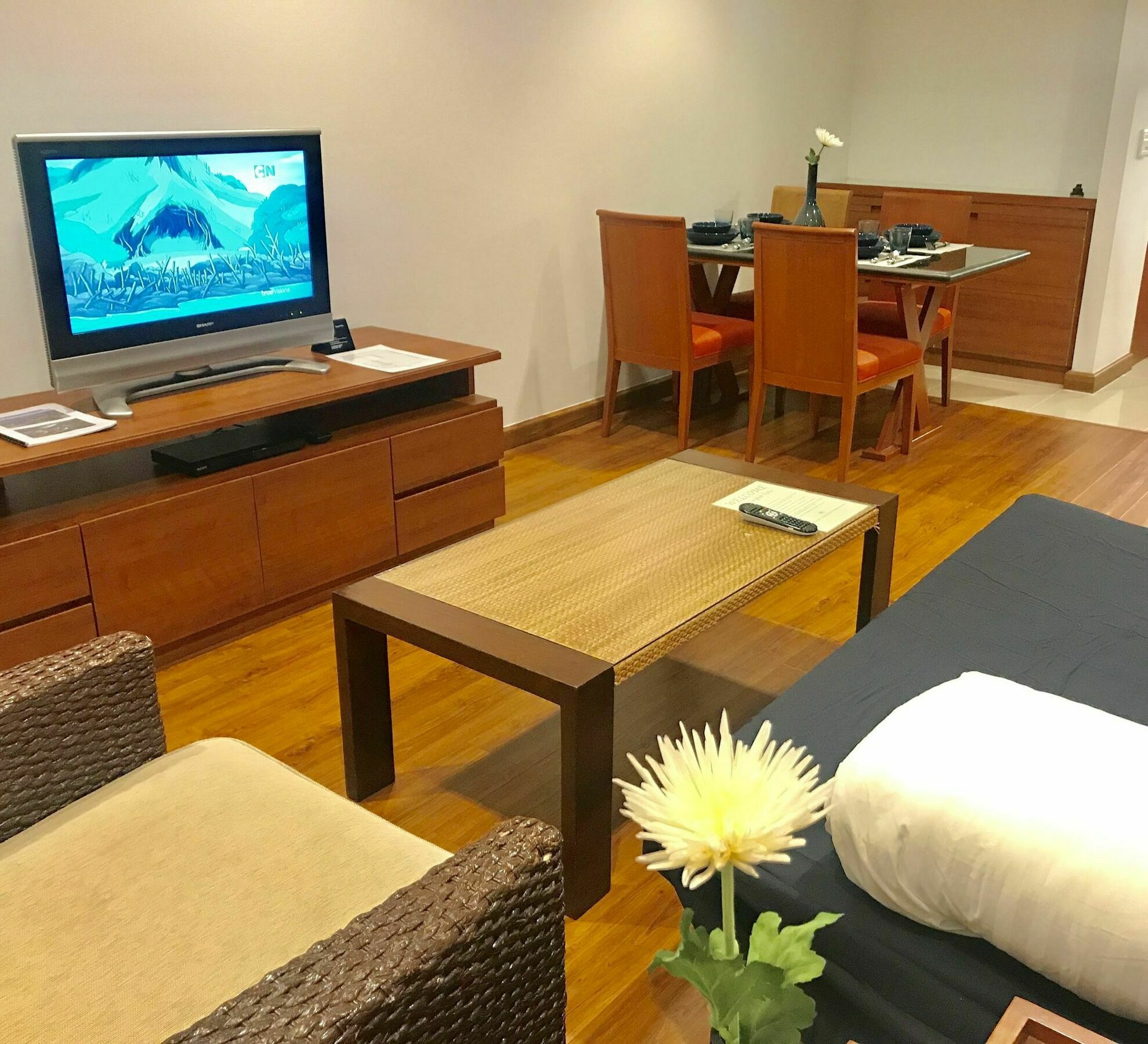 Patio Luxury Suites Bangkok Bagian luar foto