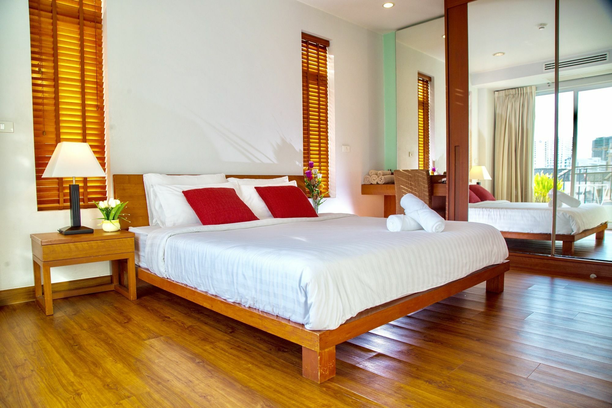 Patio Luxury Suites Bangkok Bagian luar foto