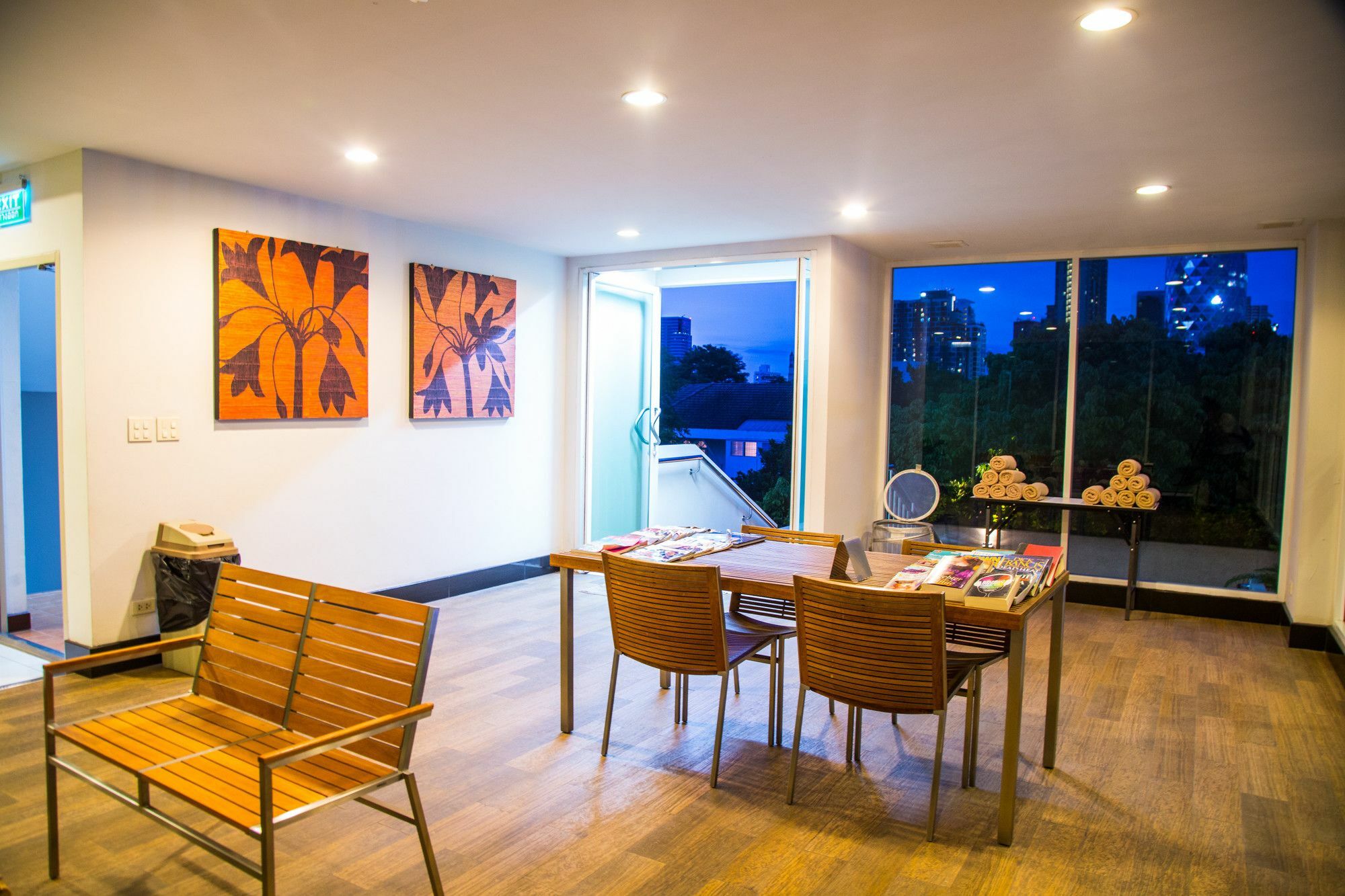 Patio Luxury Suites Bangkok Bagian luar foto