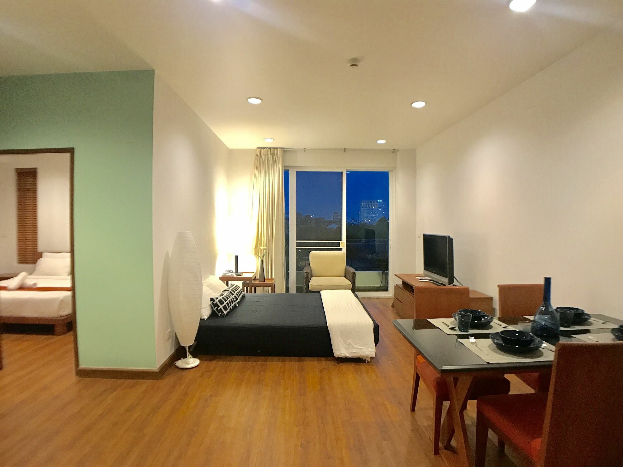 Patio Luxury Suites Bangkok Bagian luar foto