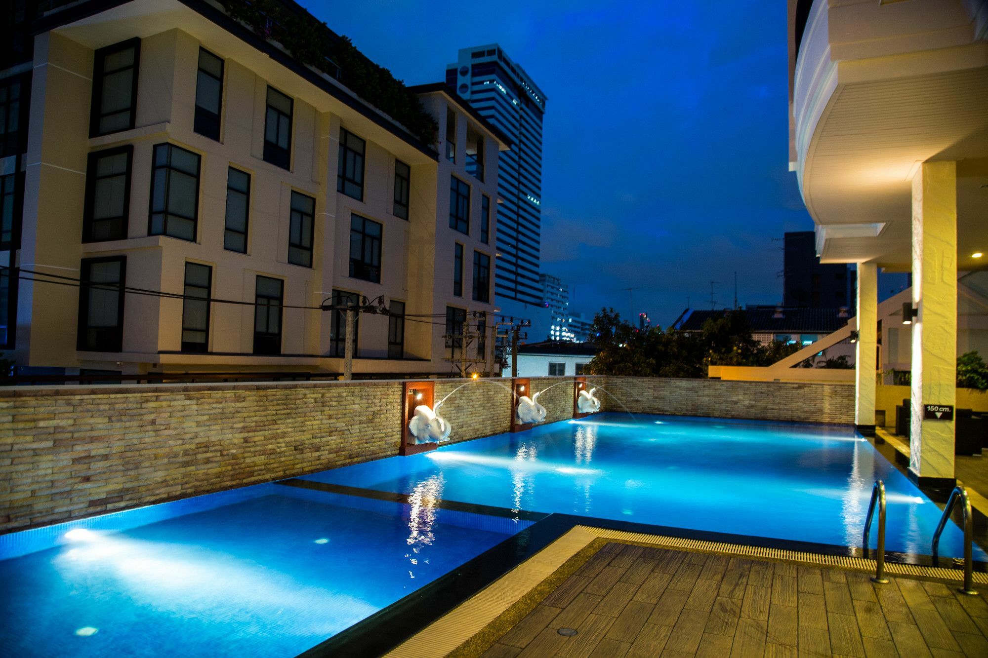 Patio Luxury Suites Bangkok Bagian luar foto