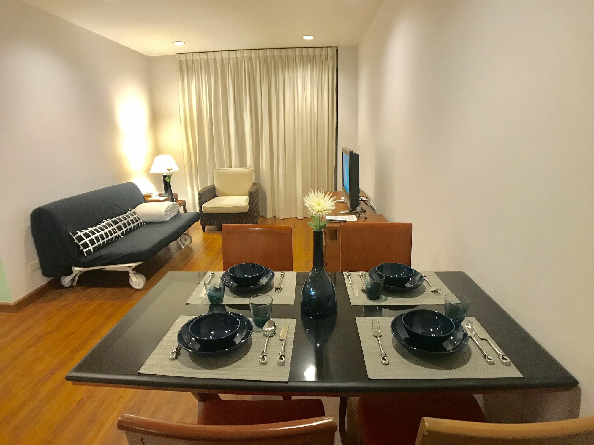 Patio Luxury Suites Bangkok Bagian luar foto
