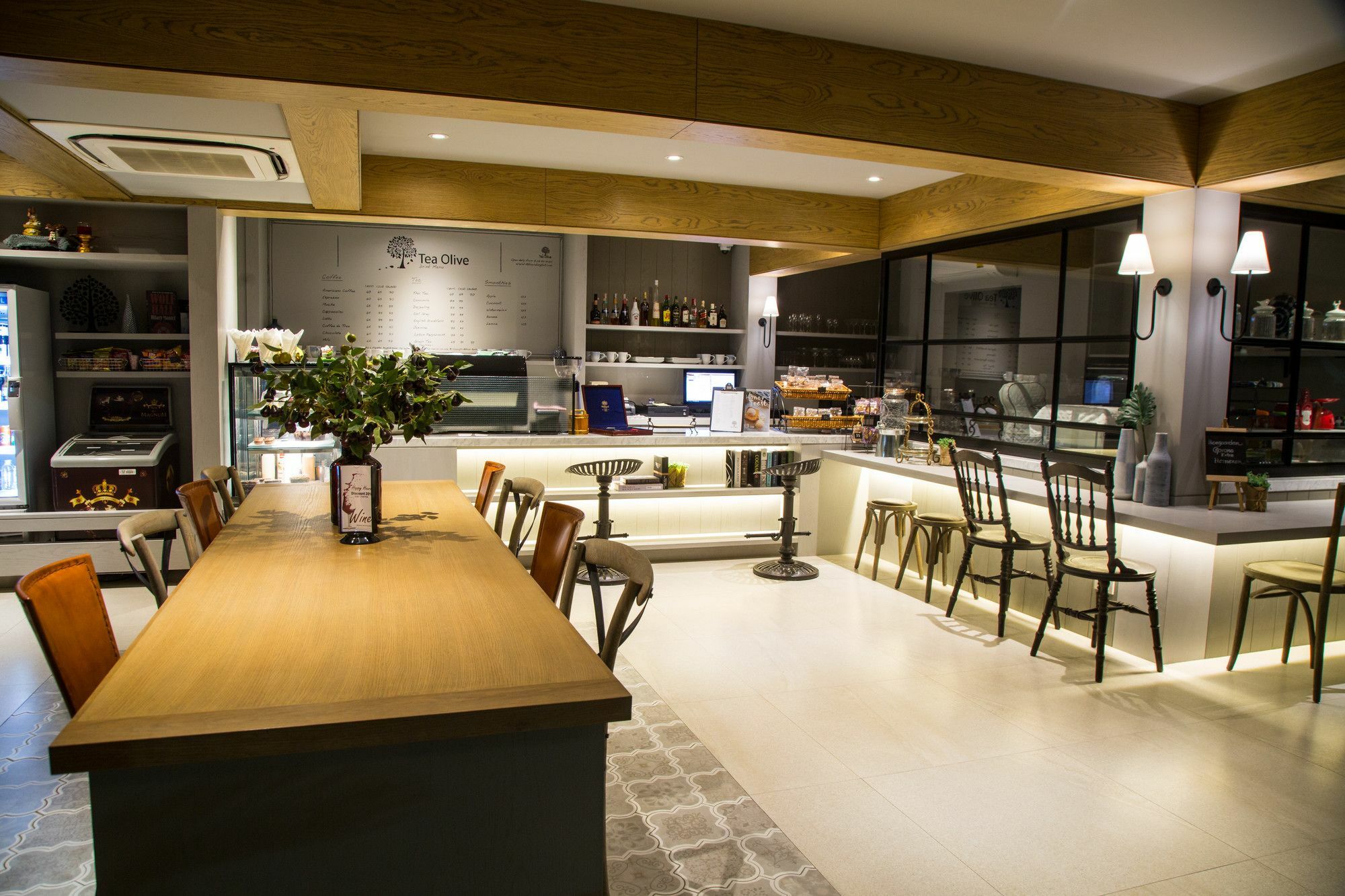 Patio Luxury Suites Bangkok Bagian luar foto