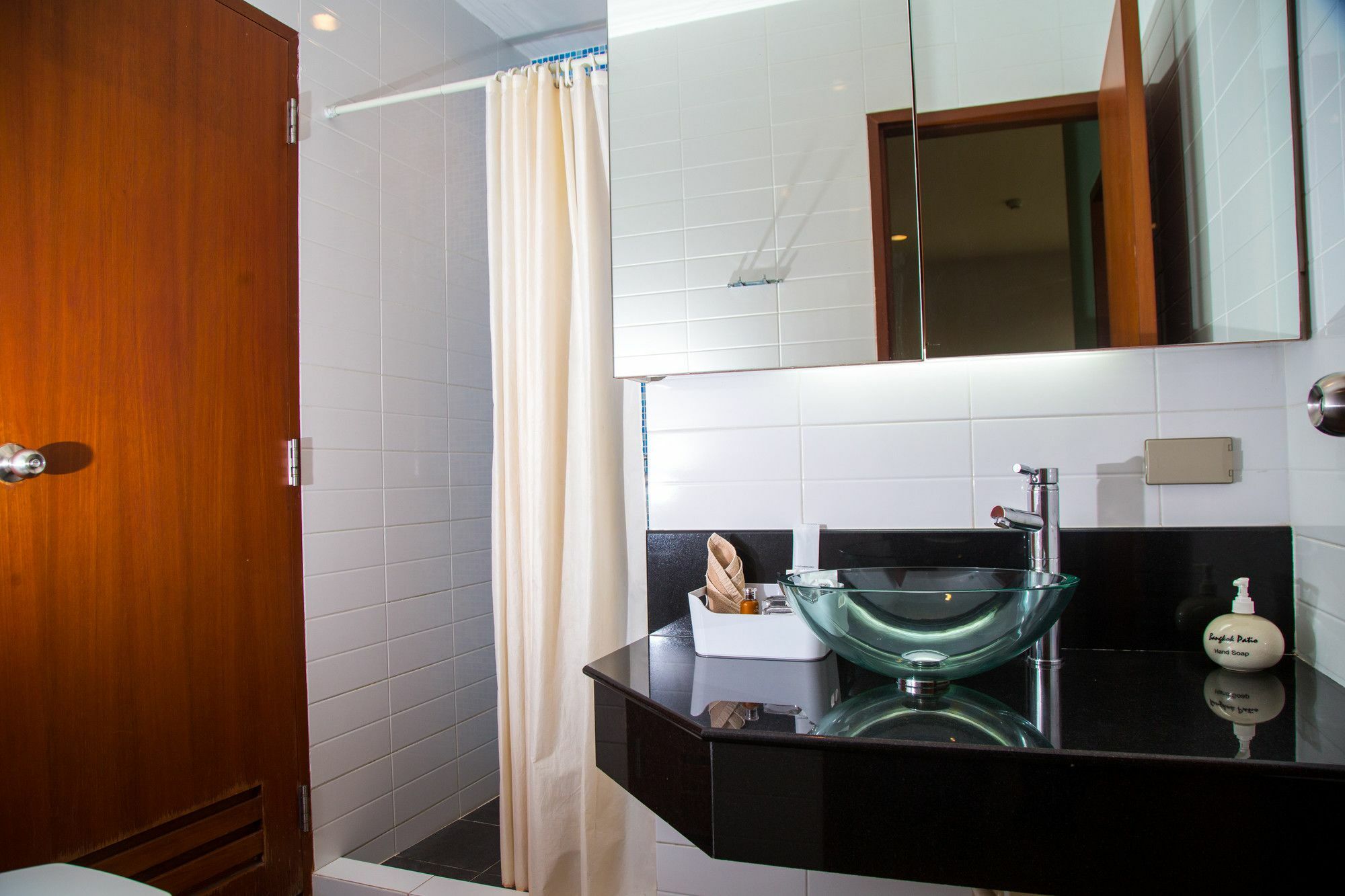 Patio Luxury Suites Bangkok Bagian luar foto