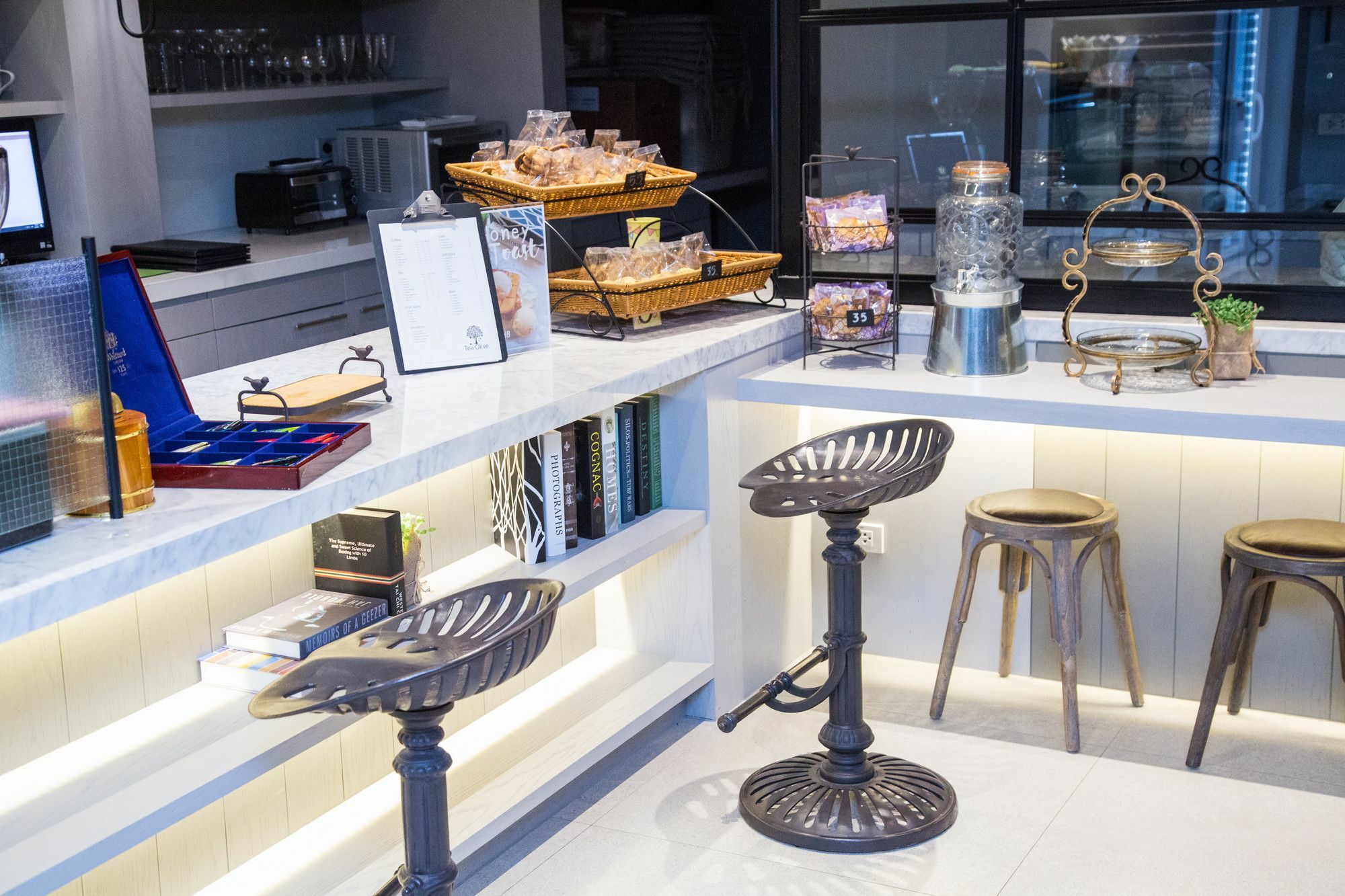 Patio Luxury Suites Bangkok Bagian luar foto